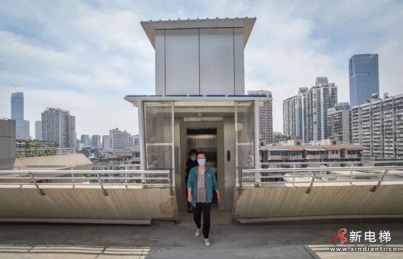 老舊小區(qū)地面公共空間有限，巧用天臺(tái)一部電梯4個(gè)單元共享